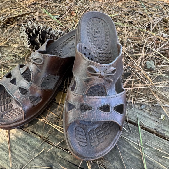 Pali Hawaii Brown Cut-Out Bow Mules - Picture 1 of 8
